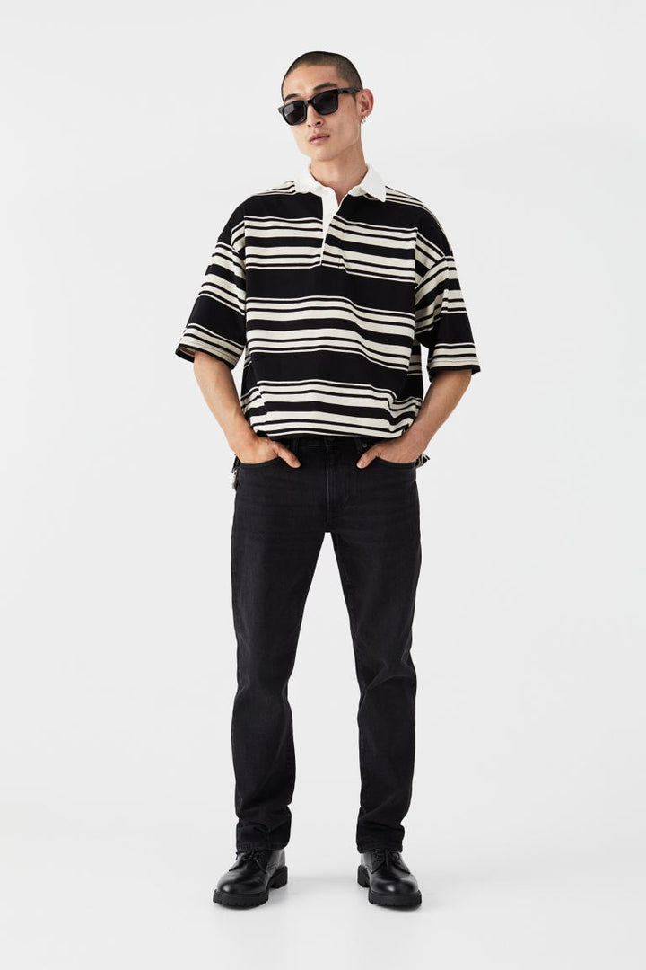 Straight-Leg Jeans – Mid-Rise Waist & Clean Finish